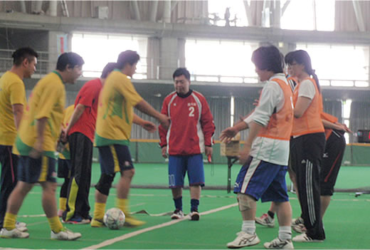 フットサルの試合をしている様子