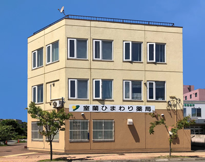 上がクリーム色と下が茶色2色の３階建ての外観