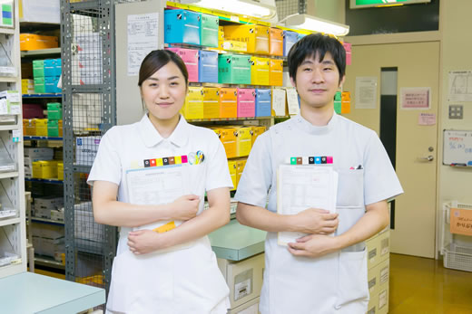 男性薬剤師と女性薬剤師の様子